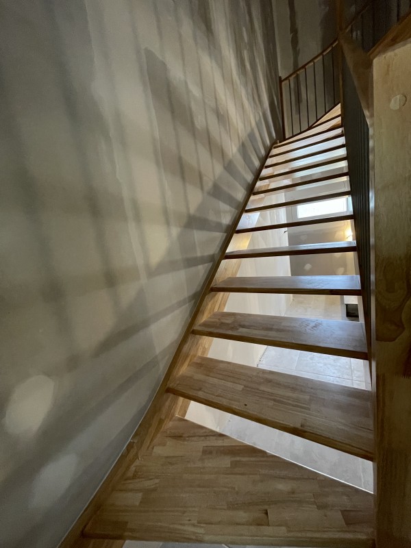 Escalief en hévéa vernis sans contremarches, barreaux alu et main courante en bois 
