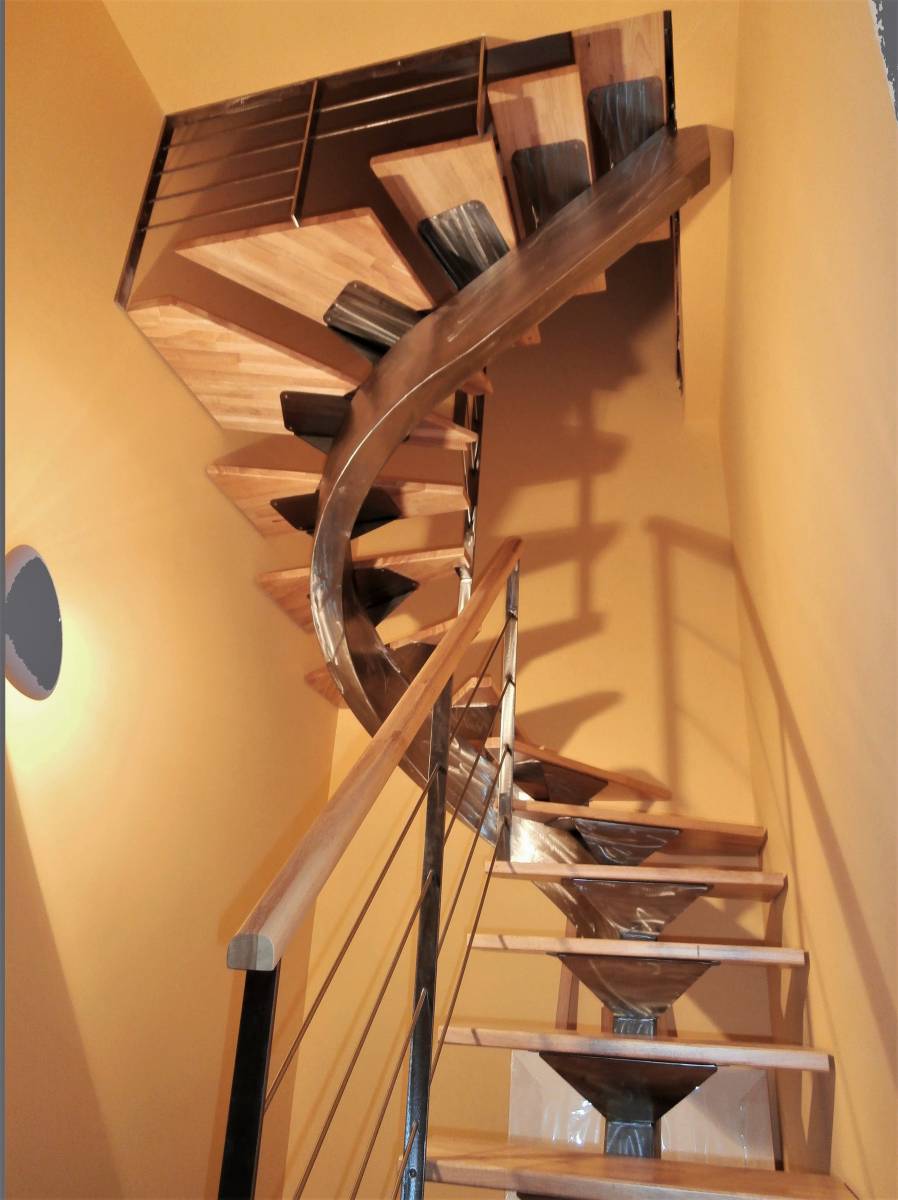 Escalier 3/4 tournant limon central métallique - Atelier Aubaret